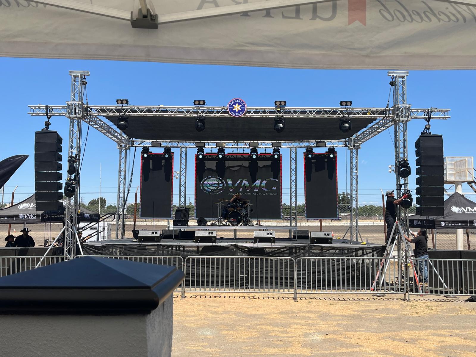 Evento con iluminación profesional y escenario