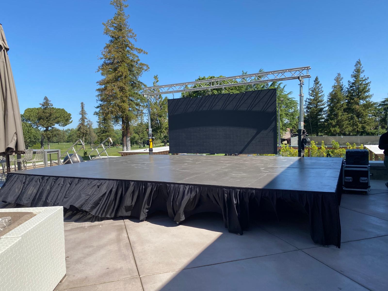 Evento nocturno con efectos especiales de iluminación