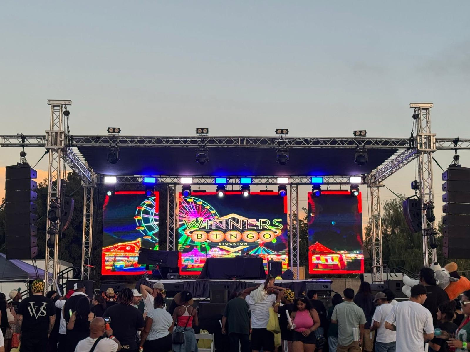 Setup de DJ con luces LED