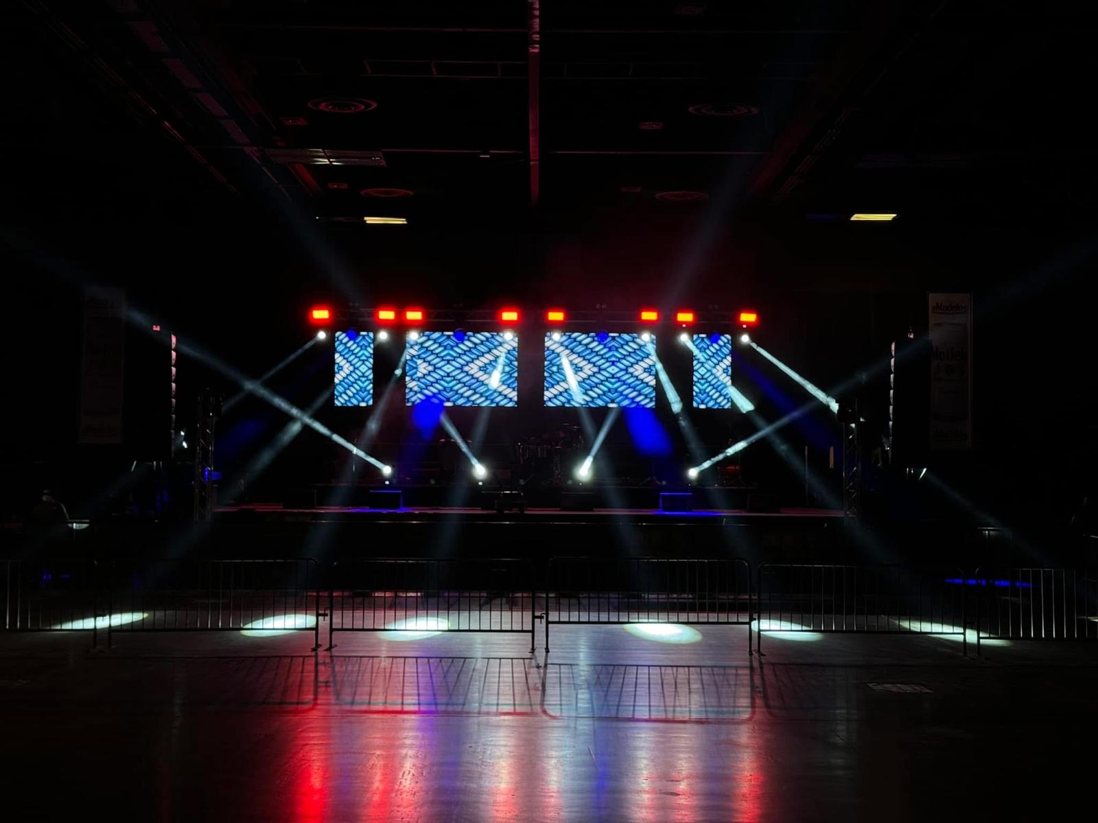 Equipo de sonido profesional en concierto