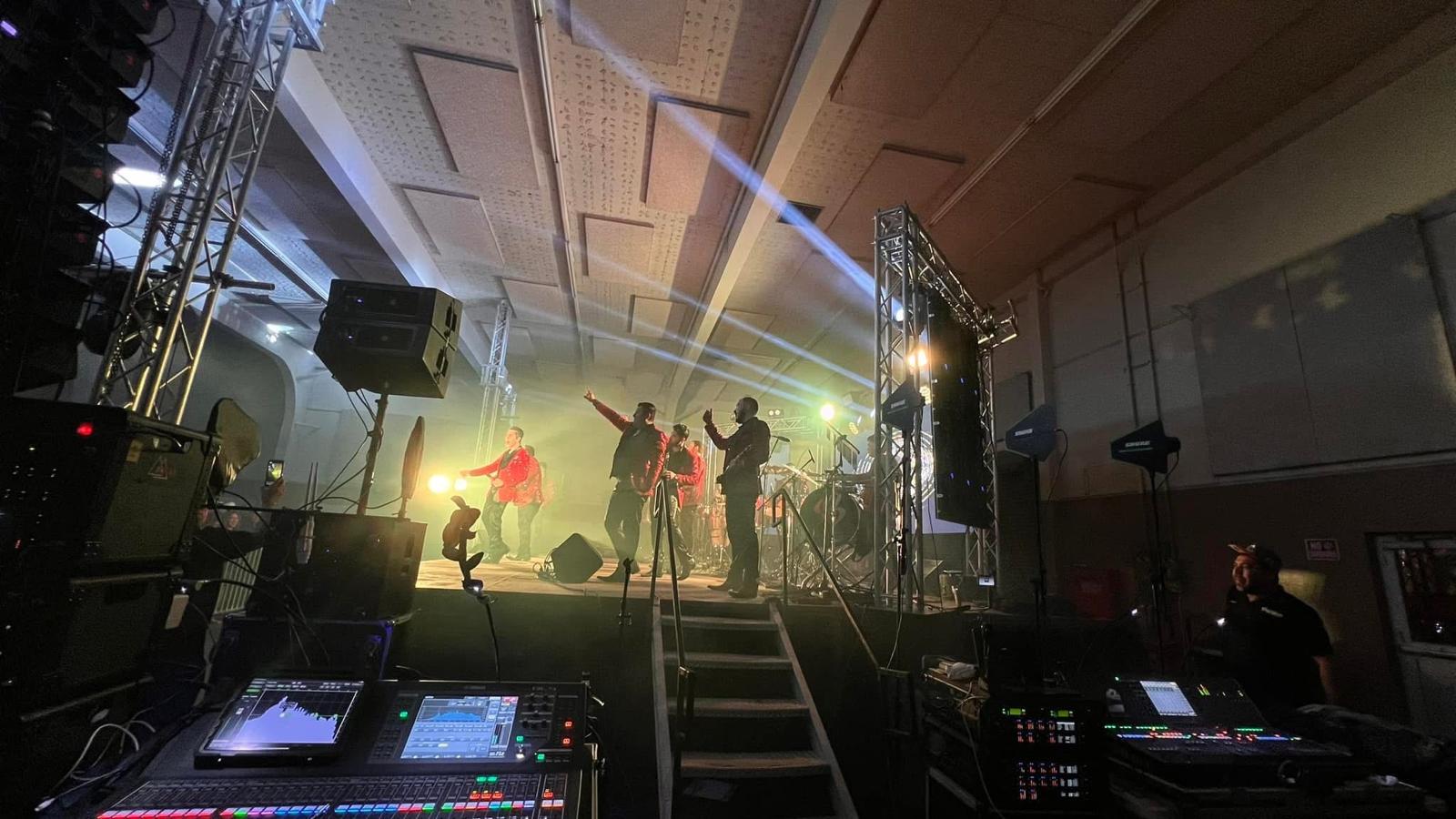 Escenario certificado con iluminación completa