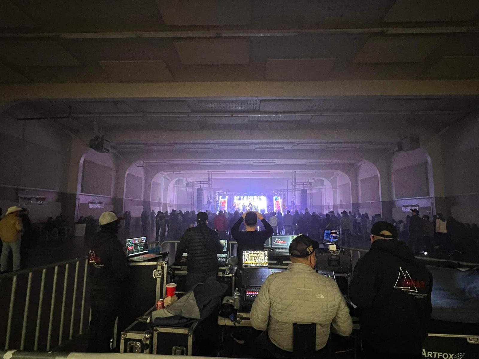 Festival con múltiples pantallas LED